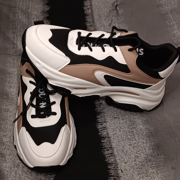 Steve Madden Sneakers - Picture 2 of 3